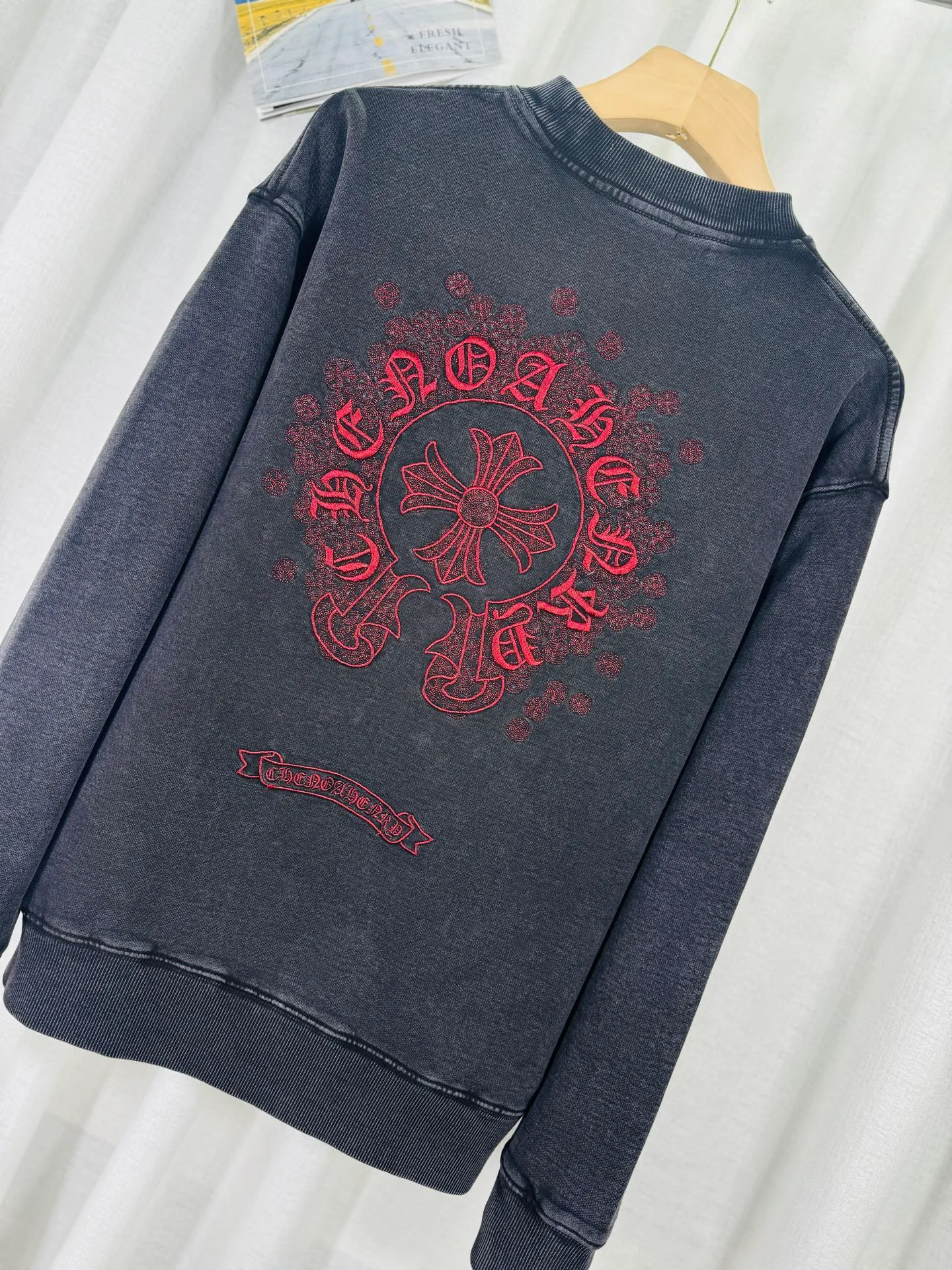 P270 top version, real shot without P, ​​different from market currency) 𝗖𝗵𝗿𝗼𝗺𝗲 𝗛𝗲𝗮𝗿𝘁𝘀/Cro Heart 2025 washed patch embroidery autumn and winter new original single counter American laser burnt 3D three-dimensional color embroidered couple casual sweatshirt 👑The highest version! Customized fabric 430g tripe terry fabric! American acid-washed and distressed original fabric laser burnt ✟appliqué embroidery and exquisite embroidery of letters! The best-selling model in the counter, very comfortable to wear. Accessories: original molded and authenticated collar label➕100% silk wash label. Genuine purchase-grade original hangtag➕matching hanging rope➕3D hanging beads➕original packaging bag. Craftsmanship: The original version has consistent wiring! The highest version of the armhole matching technique! Color: Gray Black Size: S M L XL Style No.: 9301